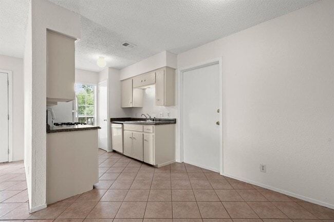 Building Photo - 1404 Valleyridge Cir