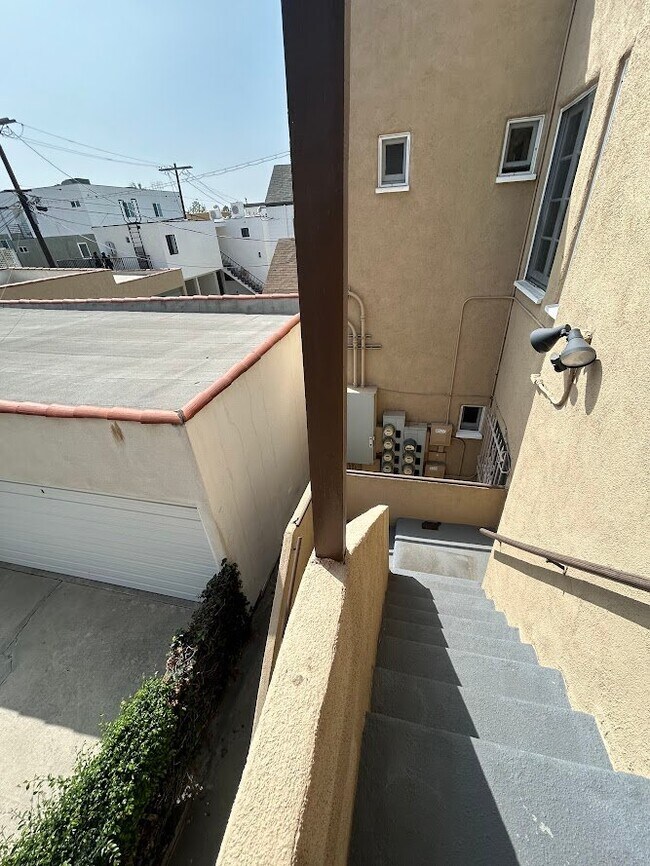 Building Photo - 1062 Masselin Ave