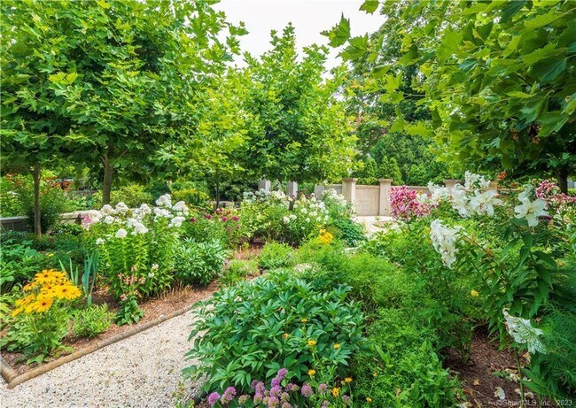 Building Photo - 10 Bluewater Hill S