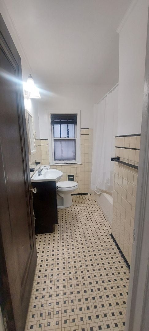 Building Photo - *Last Minute Fall Move in Special $1800 to...