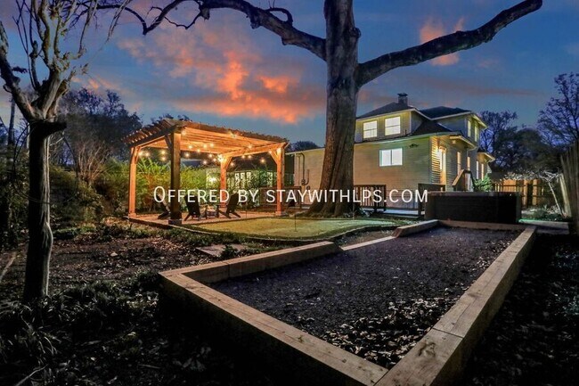 Building Photo - 397 Angelus St