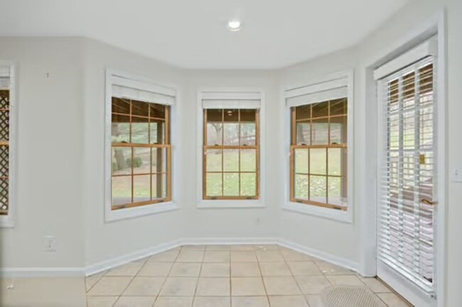 Building Photo - Silverton- Meticulous 4+ bedroom, 5ba, 2 car