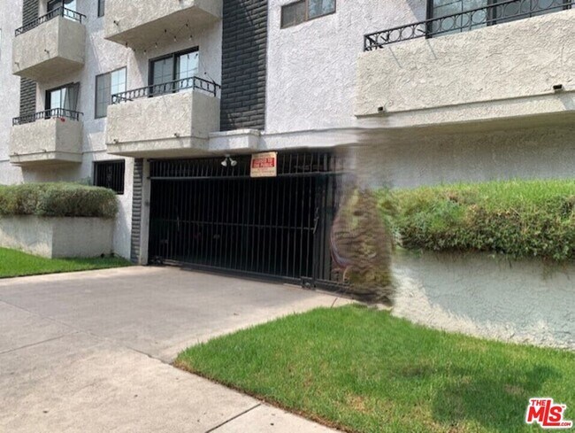 Building Photo - 4353 Coldwater Canyon Ave