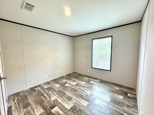 Building Photo - Huge 5 Bedroom 3 Bathroom Hastings Home Lo...