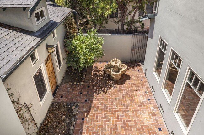 Building Photo - Lovingly Maintained 5 Bed, 3.5 Bath Execut...