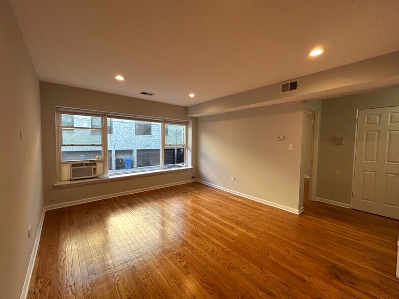Building Photo - 6535 N Mozart St
