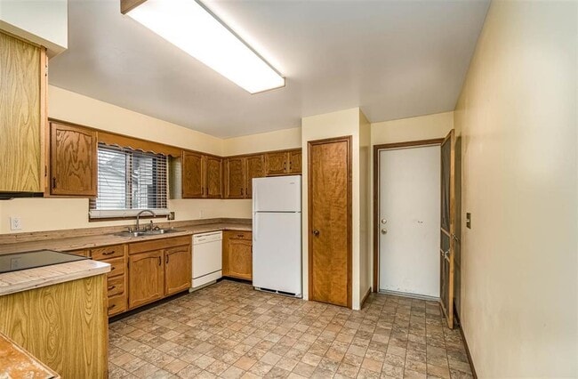 Building Photo - Spacious 4 bed / 2 bath Midland home - $20...