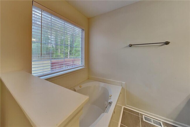 Building Photo - 60 King William Dr