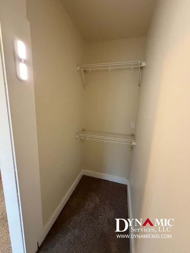 Building Photo - 4+ Bedroom, 2 Bath House By Augustana and USF