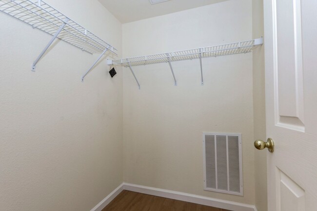 Building Photo - Large 2 Bed/2 Bath San Mateo condo near do...