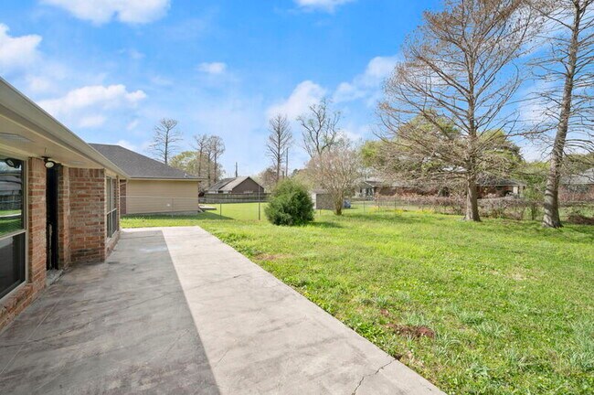 Building Photo - 9852 Hawthorne Dr