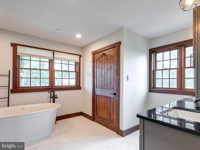 Building Photo - 42 Pine Grove Ln