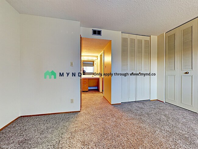 Building Photo - 1 br, 1 bath  - 5994 Lake Crest Way Apt 16