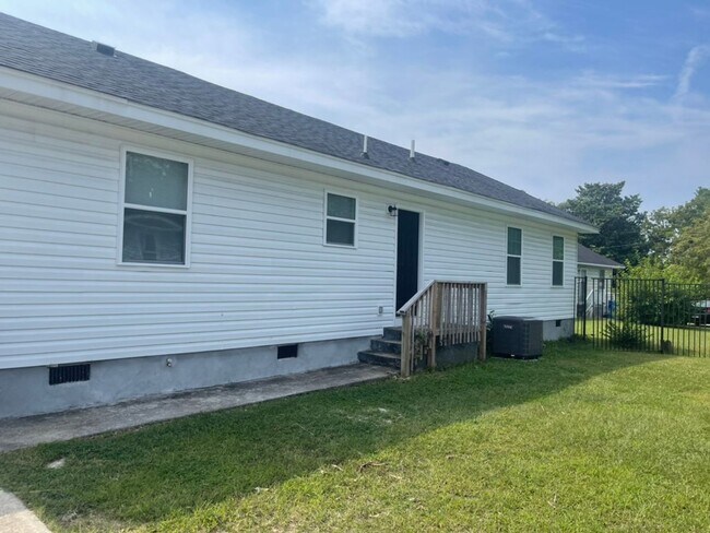 Building Photo - Fully Renovated Apartment Duplex Located in the Heart of Edgewood