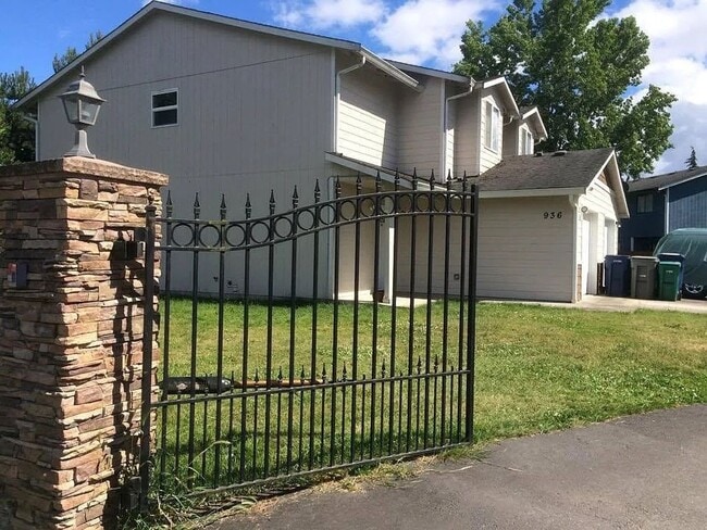 Building Photo - 3bed/2.5 bath home available NOW! Pet frie...