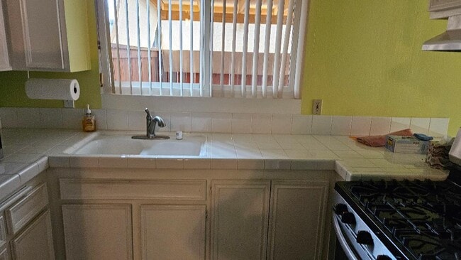 Building Photo - 10216 Princess Sarit Way