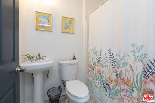 Building Photo - 632 S Evergreen Ave