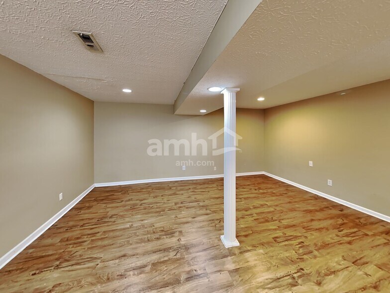 Building Photo - 327 Shawnee Loop S