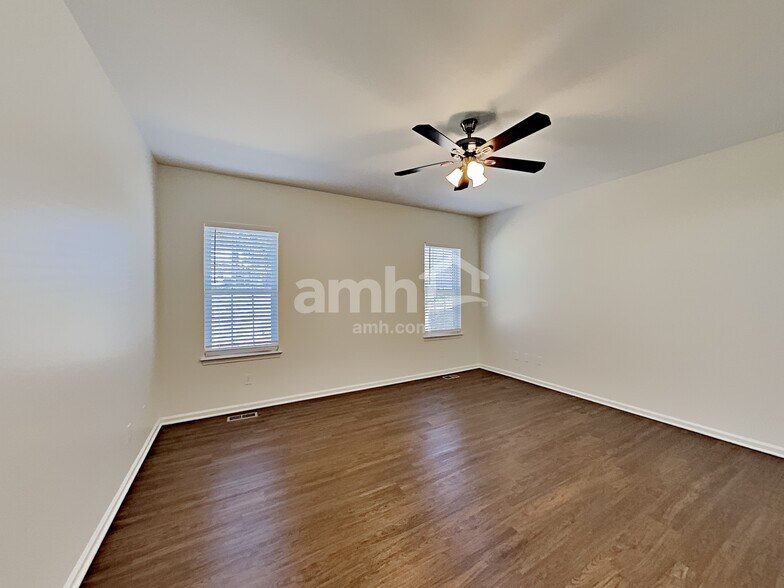 Building Photo - 2425 Coneflower Dr
