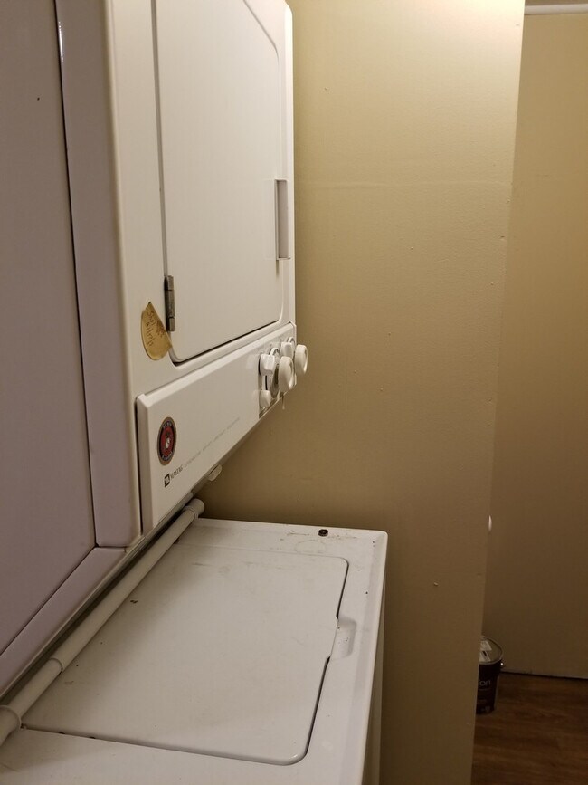 Building Photo - 1 Bedroom Ranch with Den