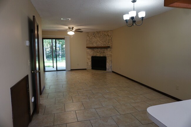 Building Photo - 2 Bedroom 2.5 Bath Townhome