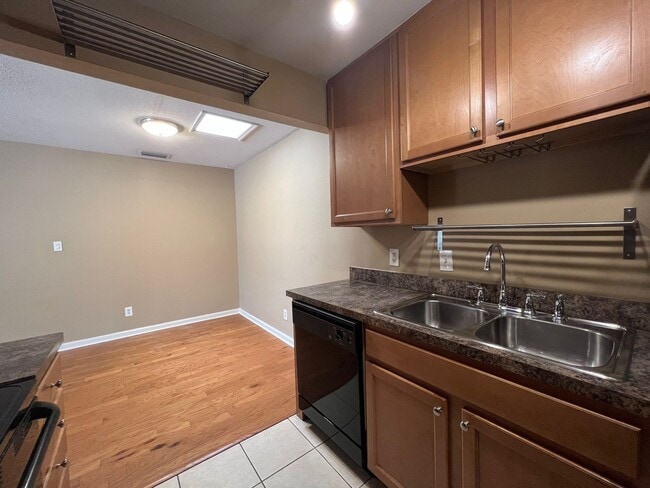 Building Photo - Audubon Park 2/2 Corner Unit Villa with La...