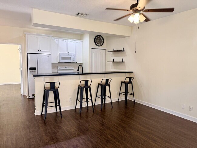 Building Photo - "Charming 3-Bed, 2-Bath Oasis in Wellington's Heart – 1060 Sqft of Comfort Awaits!"