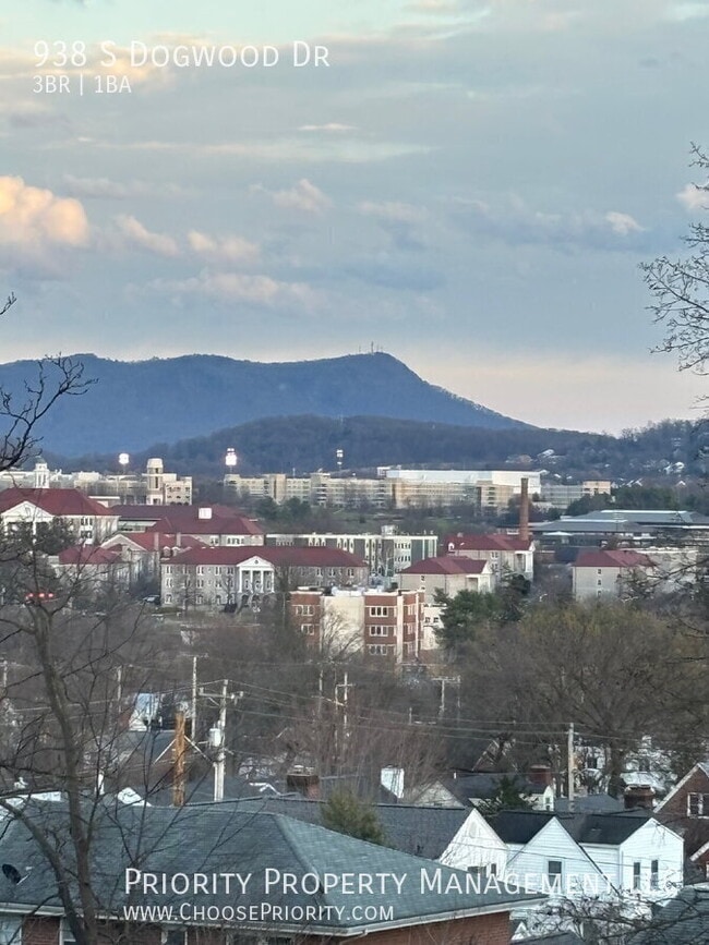 Building Photo - 938 S Dogwood Dr