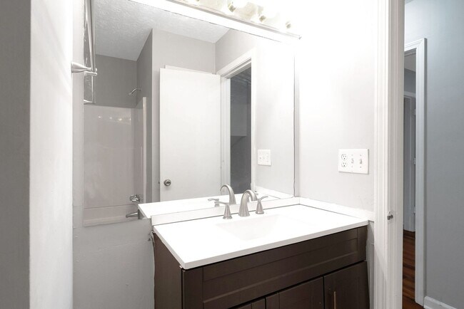 Building Photo - Spacious 4BR House in Lawrenceville