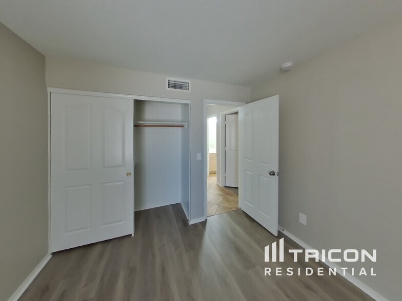 Building Photo - 12320 W Edgemont Ave