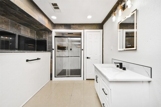 Building Photo - 15719 Baytree Dr