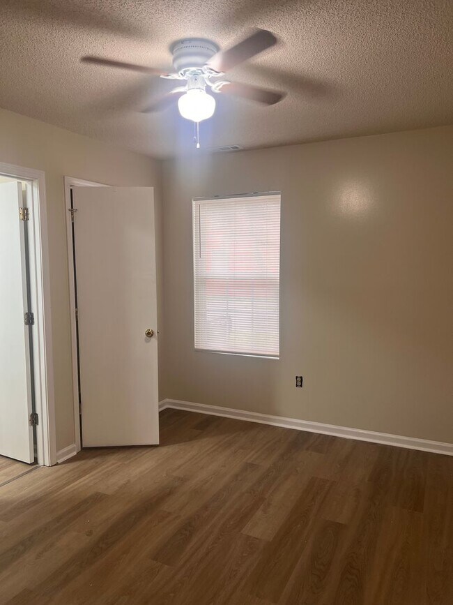 Building Photo - Two bedroom Two bathroom Duplex