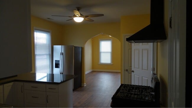Building Photo - 5622 N Mango Ave