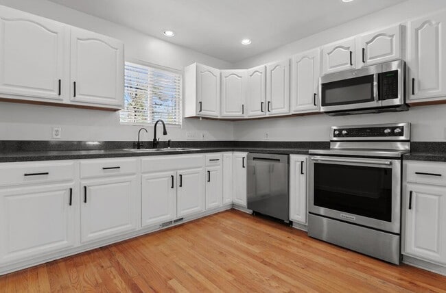 Building Photo - 733 Luna Ct