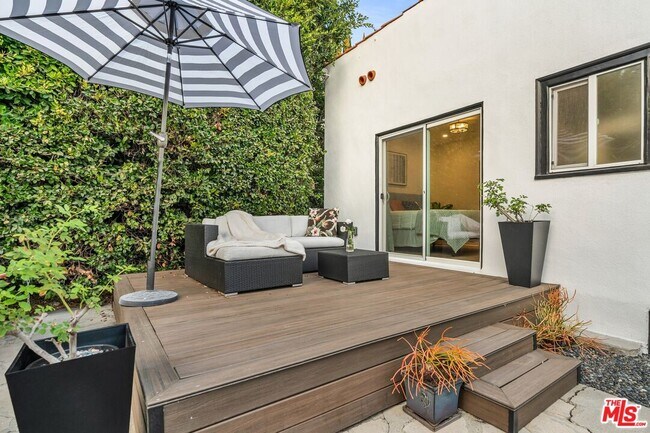 Building Photo - 653 N W Knoll Dr