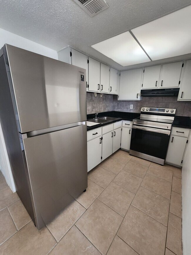 Building Photo - ** LIMITED SUMMERTIME SPECIAL / CALL FOR D...
