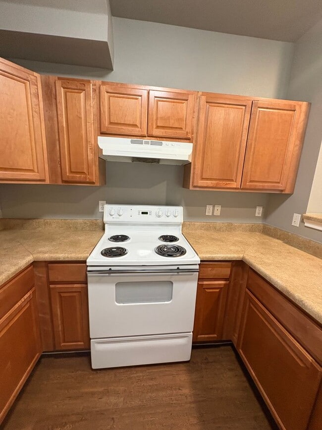 Building Photo - Newly Renovated Town-home