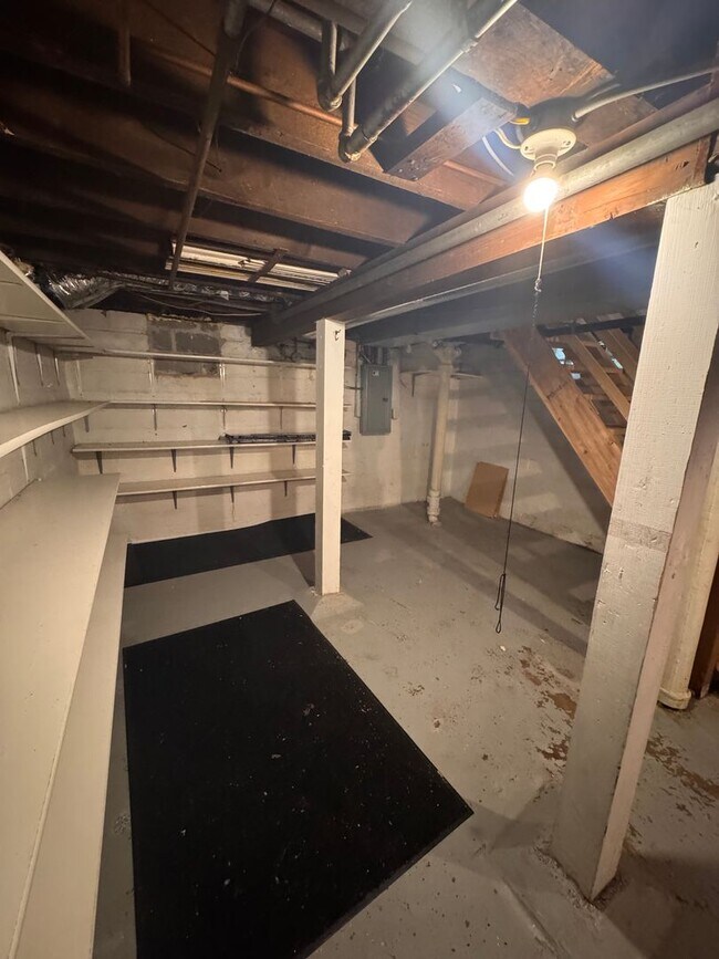 Building Photo - 894 Beech St