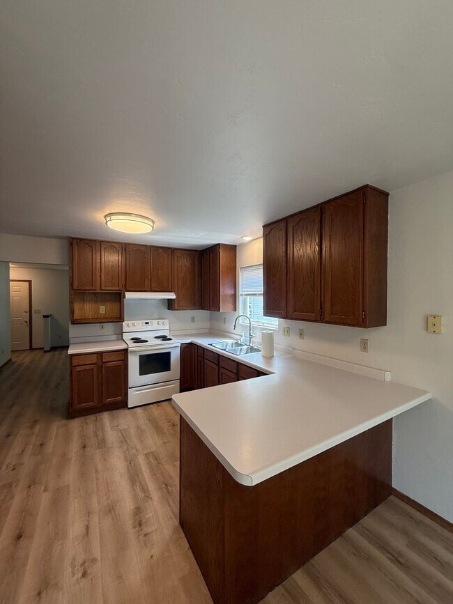 Building Photo - 600-602 Mollies Way