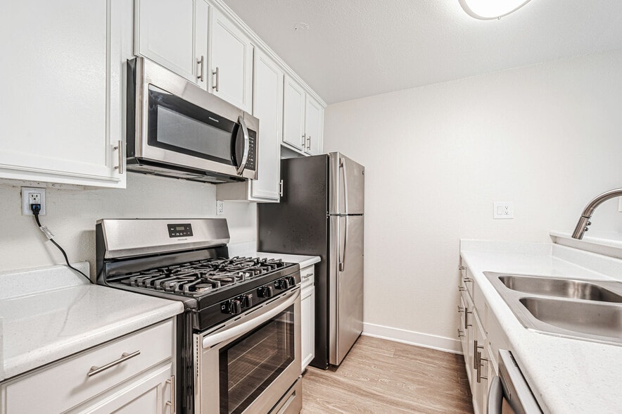 Primary Photo - Independence Park Apartments