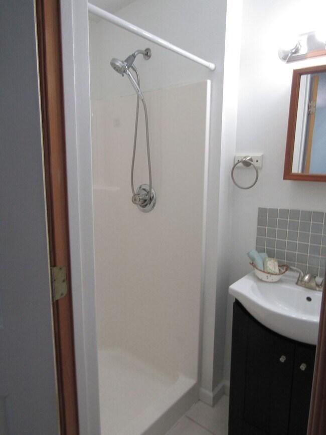 Building Photo - Gorgeous, Completely renovated 3 bedroom
