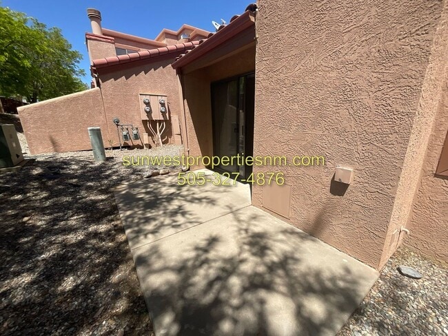Building Photo - 2 bed Condo in Country Club Villas