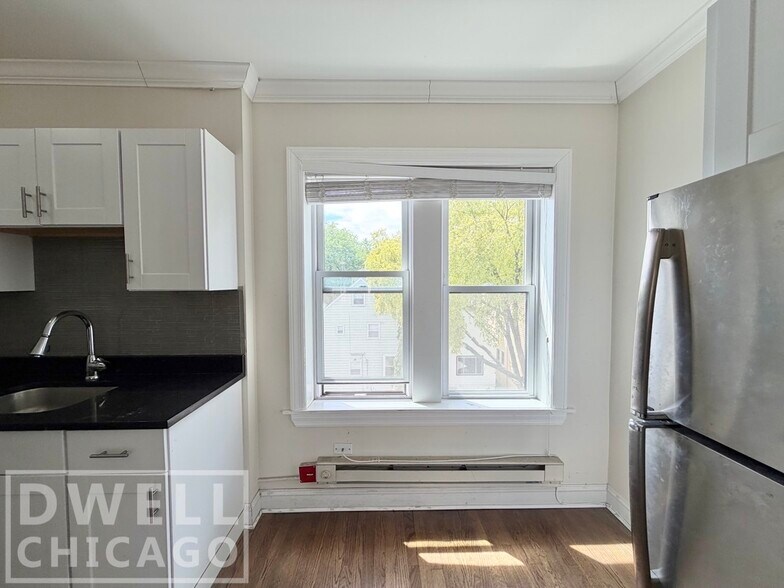 Building Photo - 3825 N Greenview Ave