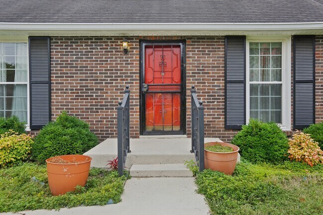 Building Photo - 8024 Regency Dr