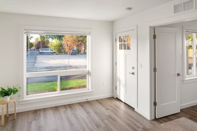 Building Photo - 4 bed 2 bath 1008 Sq Ft, Modern Single Fam...