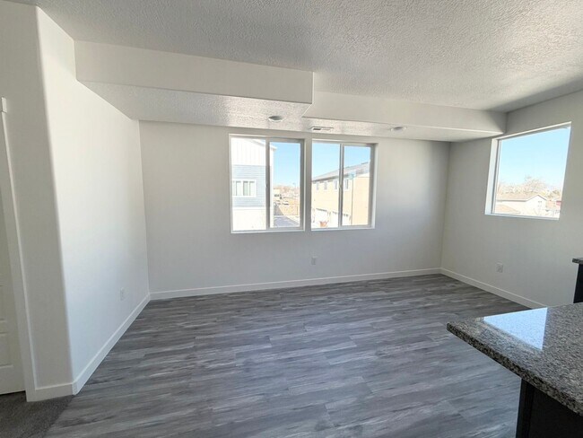 Building Photo - 3 Bedroom /2.5 Bathroom townhouse in Kearns