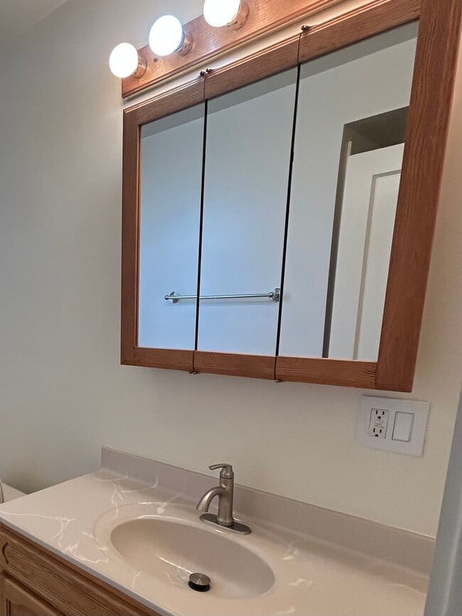 Building Photo - Spacious 2bd/1bth Upper Flat With Beautiful Views