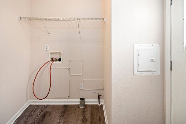 Building Photo - 307 N Poe St