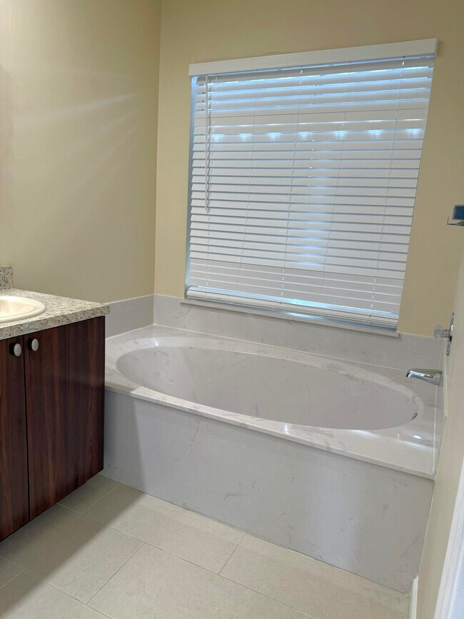 Building Photo - 18292 Clear Brook Cir