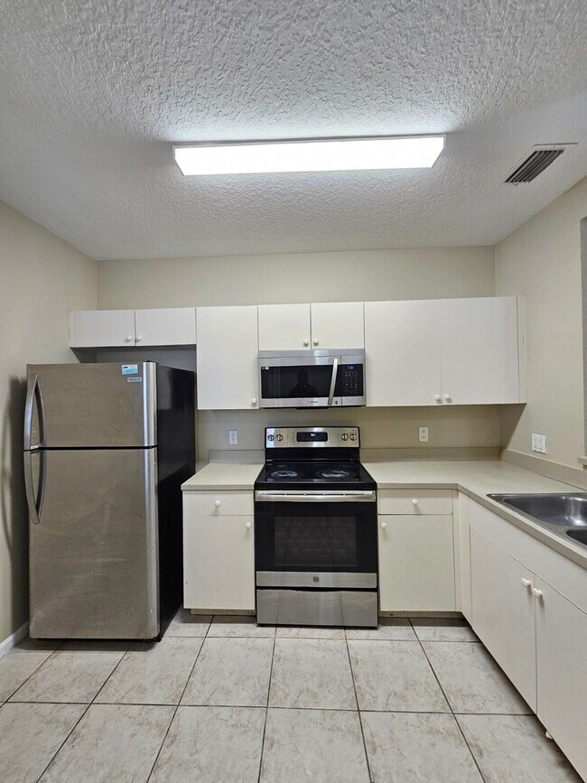 Building Photo - 1063 Golden Lakes Blvd